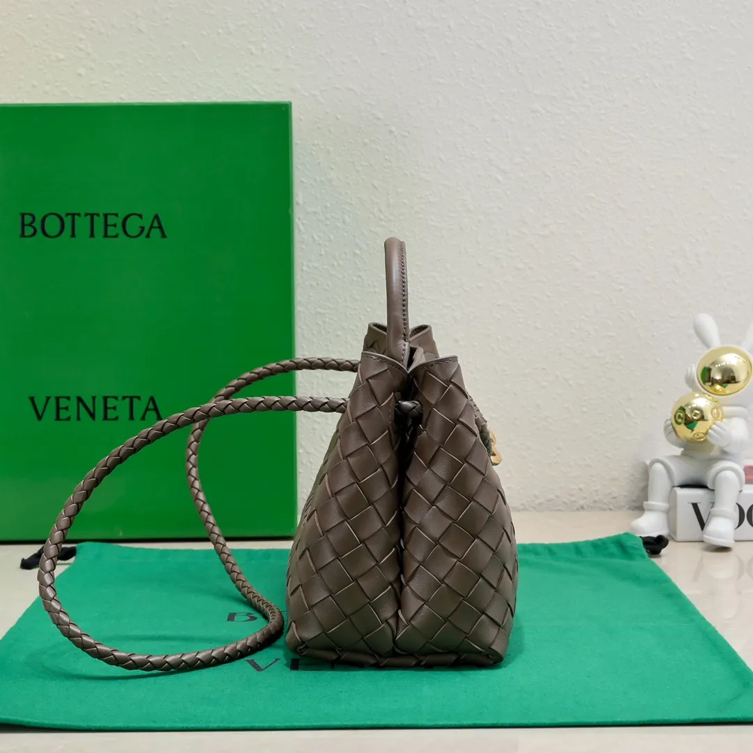 Batch 1960 #Bottega Veneta new horizontal Andiamo handbag, many stars have the same style 🎈 Classic full-body leather weaving with golden rope buckle, stable and chic enough [proud] The whole body is made of Nappa sheep leather, comfortable, soft and dynamic. The sliding metal rope buckle can adjust the shoulder strap, single shoulder / handbag / crossbody, multiple carrying methods, large bag capacity, suitable for commuting / daily / travel This bag is divided into small/medium/large sizes. There is always one that suits you, so take me with you🎀🎀 Size: 29x18x10 Model: 6463#